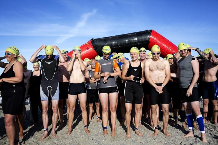 KAMPKLAR. Torsdag aften stod disse brave mennesker parat til en motionsudfordring på Amager Strand. I aften tager filmbranchen handsken op. 