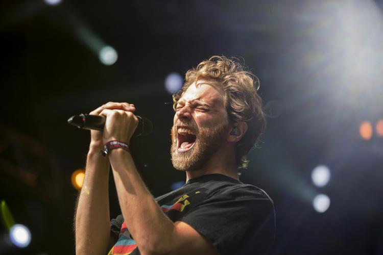 Mandsmod. Forsangeren Silas Bjerregaard og resten af Turboweekend gav den gas på Smukfests Bøgescene. Bjerregaard var last man standing fra den oprindelige trio, da resten af bandet var blevet ramt af alskens ulykker. 