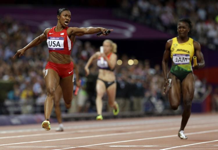 Historisk. Carmelita Jeter peger over på uret, da hum krydser målstregen. Hun ved, at hun og holdkammeraterne netop har sat verdensrekord i 4x100 meter. 
