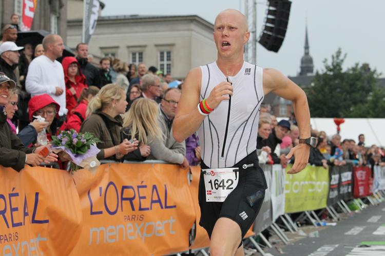 SIDSTE OMGANG. Jesper Neumann Jensen på vej mod mål på Christiansborg Slotsplads sidste år. På søndag siger han farvel til Ironman-ambitionerne. 