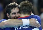 sejr. Nikola Karabatic knuser holdkammeraten Accambray efter sejren over Kroatien i den olympiske håndboldsemifinale. 