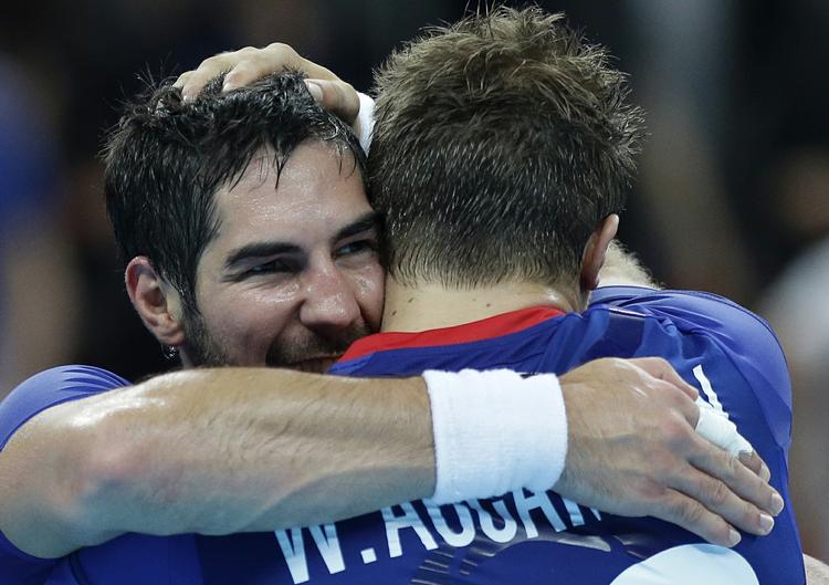 sejr. Nikola Karabatic knuser holdkammeraten Accambray efter sejren over Kroatien i den olympiske håndboldsemifinale. 