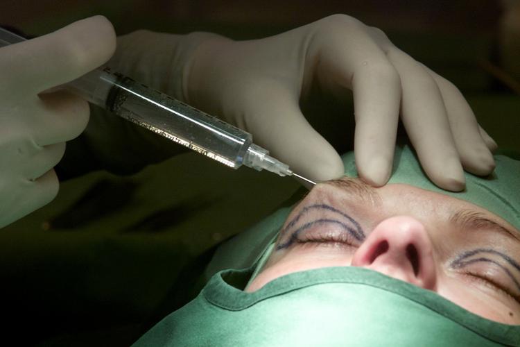 Øjenlågsoperation. En ny opgørelse viser, at antallet af patienter behandlet på privathospital er for nedadgående. 