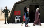flugt. Syriske flygtninge fotograferet i en flygtningelejr i Jordan i går. FN vurderer, at i alt omkring halvanden million mennesker er blevet drevet fra hus og hjem af kampene. Mange er flygtet ud af landet. 
