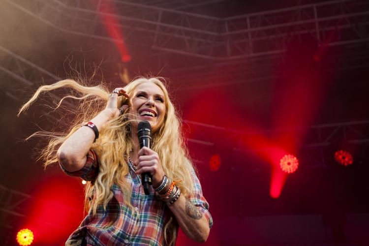 Smil. Sanne leverede på Smukfest en kærlig omfavnelse mellem gamle venner af den slags, der kan mærkes længe efter, at fysikken har givet slip igen. 