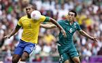 USIKKER. Jesus Juan (tv) var en del af et rystende usikkert brasiliansk forsvar i OL-finalen. 