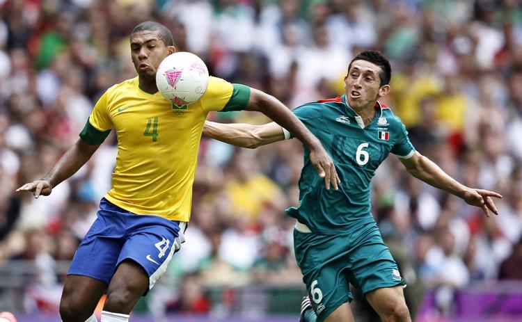 USIKKER. Jesus Juan (tv) var en del af et rystende usikkert brasiliansk forsvar i OL-finalen. 