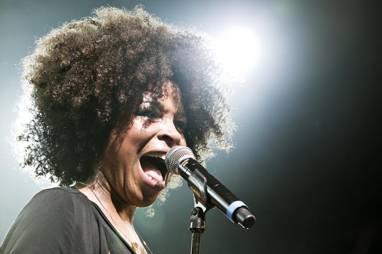 Energi. Den unge danske soulsangerinde, Nabiha, strålede trods nervøsitet af energi lørdag eftermiddag på Skanderborg-festivalens bøgescene. 