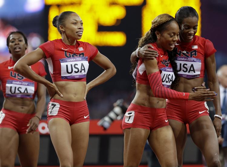 SUVERÆNE. Allerede efter første skifte stod det klart, at USA ville vinde kvindernes 4x400 meter. 