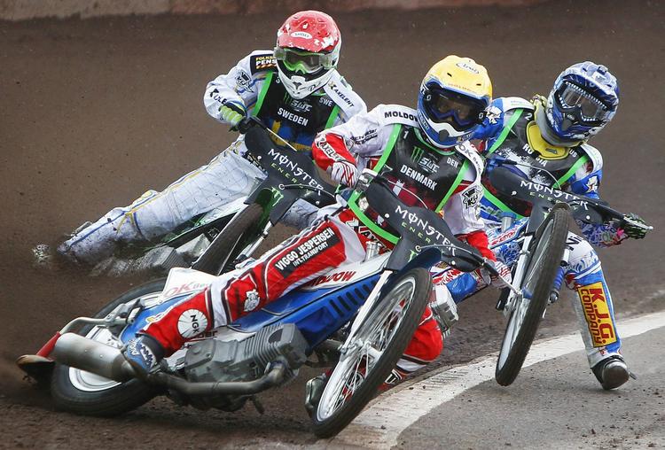 ÆRGERLIGT. Nicki Pedersen (forrest)  kiksede i semifinalen i Italien, og er nu atter et stykke fter i VM-stillingen. 
