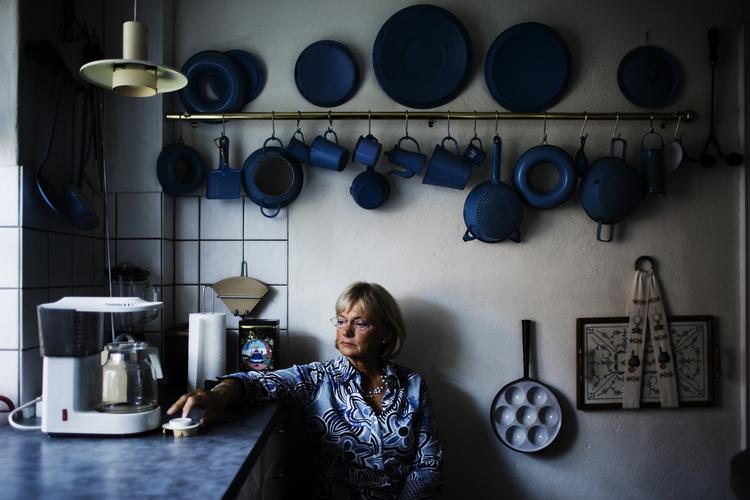 danskhed. Sådan så det ud, da Pia Kjærsgaard blev fotograferet i sit køkken med sin imponerende Madam Blå-samling. 