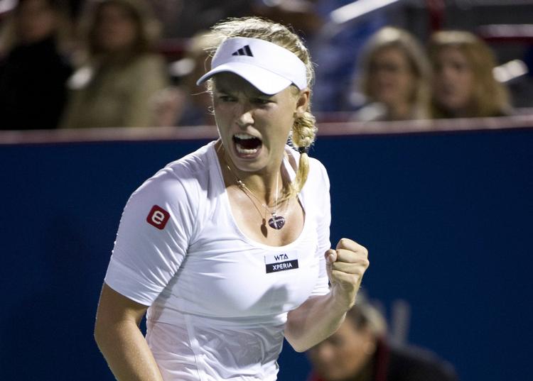hast. Caroline Wozniacki måtte spille sin kvartfinalekamp mod canadieren Aleksandra Wozniak blev få timer efter sin sejr over en amerikaner. Årsagen var et presset tidsprogram. 