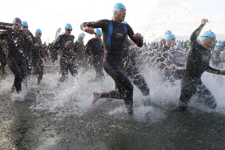 Afgang! Omkring 2.000 deltager i KMD Challenge Copenhagen, som begyndte med 3,8 kilometer svømning ved Amager Strand. 