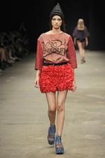 Københavnermærke. Moonspoon Saloon er kendt for at gå egne veje. Her næsten i Buffaloes. Foto: www. copenhagenfashionweek.com 