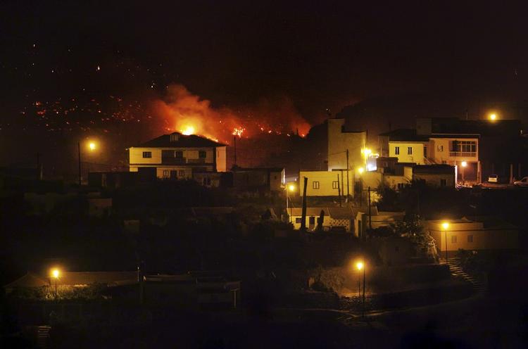 farligt. Flammerne maser sig frem mod beboede områder på blandt andet øen La Gomera, hvor 2.500 mennesker er evakueret fra 13 byer. 