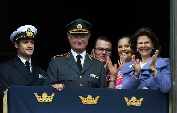 overfaldet. Prins Carl Philip (tv.) blev ifølge det svenske hof og et anonymt vidne angrebet helt uprovokeret på en natklub i Cannes. 