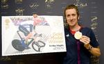 Gulddreng. Efter et sejrsrig sommer, kan Bradley Wiggins nu nyde sig selv i frimærke-format. 