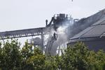 Brand. En brandmand forsøger at slukke branden i transportbåndet på Avedøreværket i 50 meters højde. 