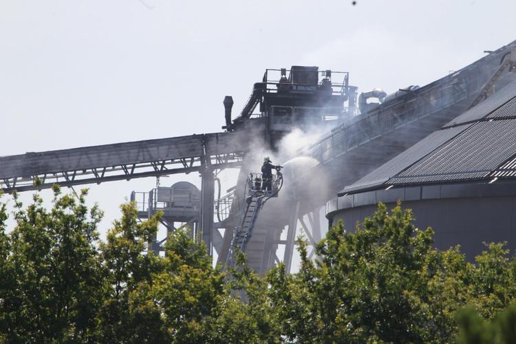 Brand. En brandmand forsøger at slukke branden i transportbåndet på Avedøreværket i 50 meters højde. 