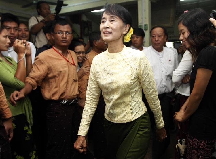 profil. Aung San Suu Kyi er igen en aktiv del af politikken i Myanmar, efter at hun er kommet ud af den husarrest, som hun har siddet i gennem lange perioder i over 20 år. 