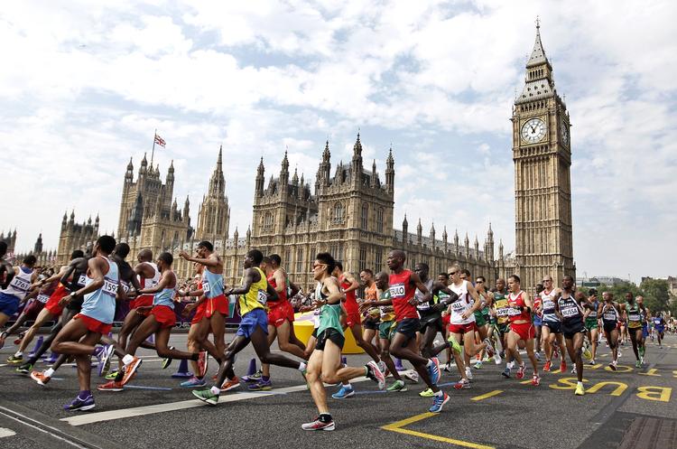MARATON. 105 løbere stillede til start ved dagens maratonløb i London. 
