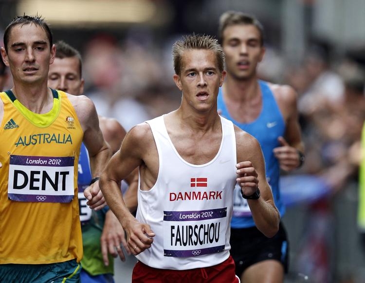 AVANCEMENT. Gennem hele dagen løb Jesper Faurschou sig frem i feltet. Austrralieren Martin Dent (tv.) kunne han dog ikke overhale - han blev nummer 29. 