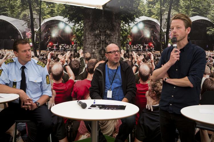 Ballade. Der har været tre voldsanmeldelser lørdag, fortæller Frits Kjeldsensen (tv). Her ses han med formand for Smukfest, Claus Visbye (th) og talsmand Frits Kjeldsen. 