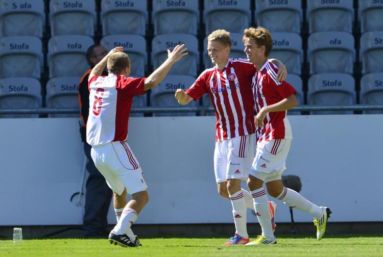 STJENRESKUD. Kasper Kusk (midten) og Lucas Andersen (th) var to af de helt store oplevelser i opgøret mellem AaB og Horsens. 