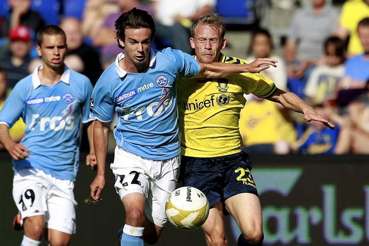 fight. Sønderjyskes Connor O'Brian stopper Michael Krohn-Dehli fra Brøndby i kampen på Brøndby Stadion. 