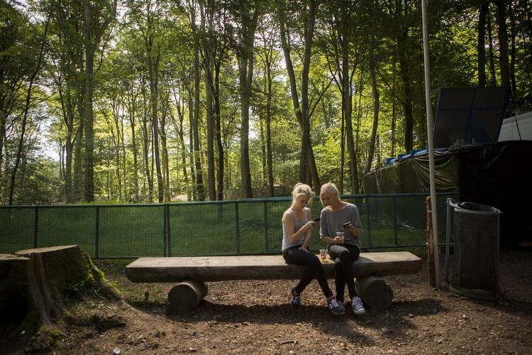 Afsked. Allerede inde de sidste bands går på, er festivalen ved at pakke sammen. 