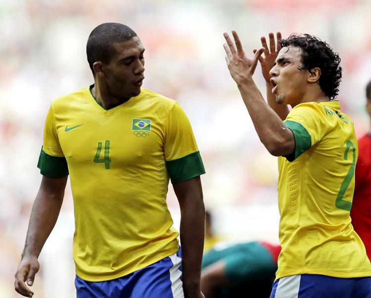 syndebuk. Brasiliens  Rafael (th) skælder ud, selv om han var skyld i Mexicos føringsmål. Nu udpeges han som skurk af sit eget fodboldforbund. 