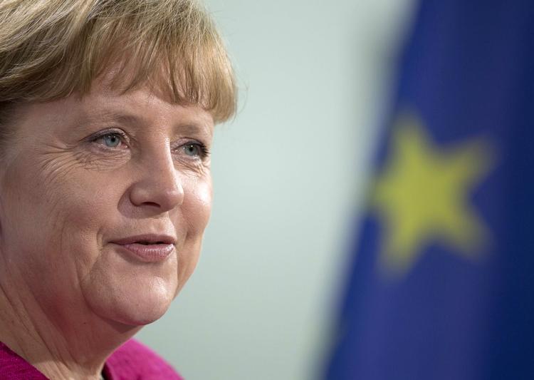 Svaghed. Angela Merkel har svært ved at overbevise tyskerne om, hvorfor der skal helt andre boller på den europæiske suppe for at redde euroen. Det udnytter SPD. 