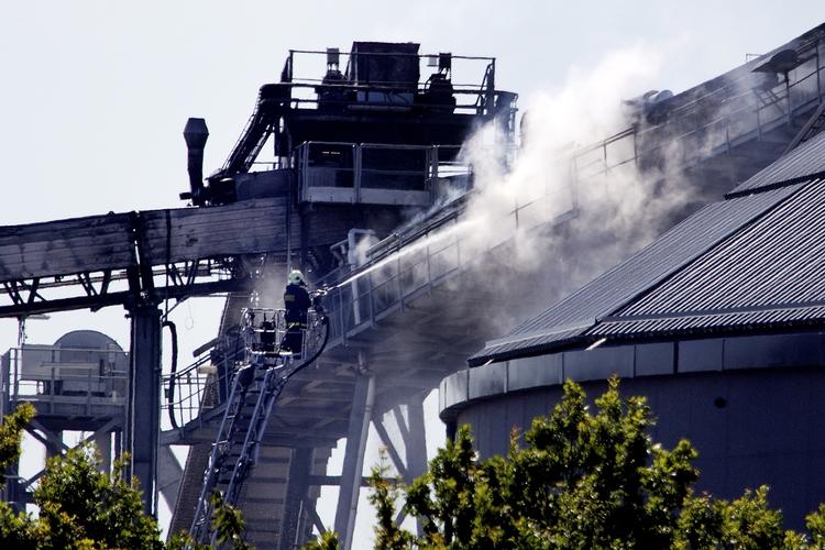 Brand. Først på eftermiddagen lød meldingen, at ilden på Avedøreværet var under kontrol. Men omkring klokken 17.30 stod det klart, at flammerne havde bredt sig fra transportbåndet ind i en silo med træpiller. 