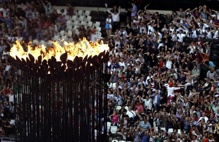 farvel. På Olympic Stadium tog 80.000 tilskuere, tusindvis af frivillige og lige så mange atleter afsked med den olympiske flamme - OL i London er forbi. 