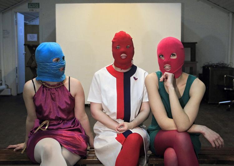 Revolte. Tre af medlemmerne af Pussy Riot karakteristisk maskeret bag deres farverige huer. 