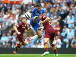 trofæ. Eden Hazard (midt) fik sin første kamp for Chelsea efter sommerskiftet. Men Manchester City løb med trofæet for sejren i Community Shield. 