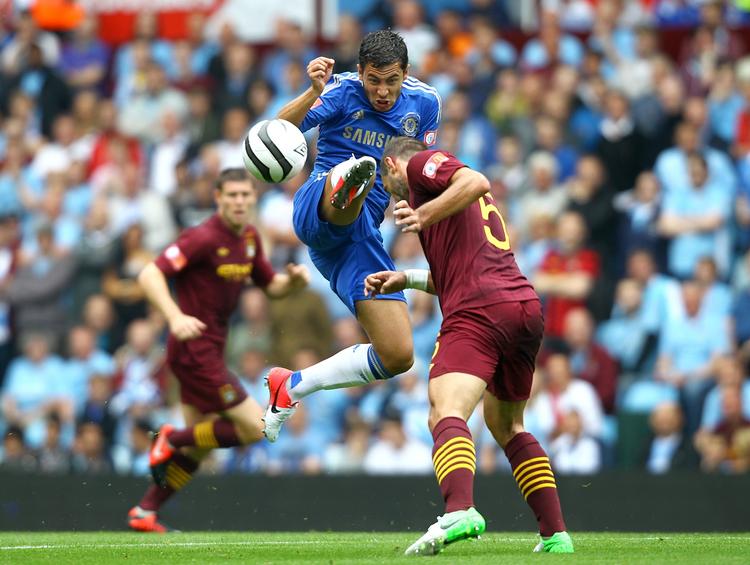 trofæ. Eden Hazard (midt) fik sin første kamp for Chelsea efter sommerskiftet. Men Manchester City løb med trofæet for sejren i Community Shield. 