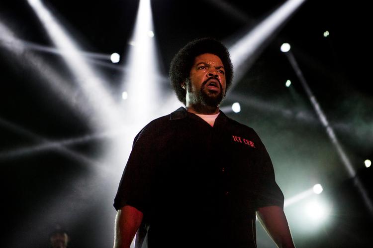 FILMSTJERNE. Ice Cube kunne fortælle, at der kommer en film om »verdens farligste gruppe«, legendariske N.W.A. Gangstarapperen fyrede løs i Skanderborg, men ramte mest sig selv i foden. 
