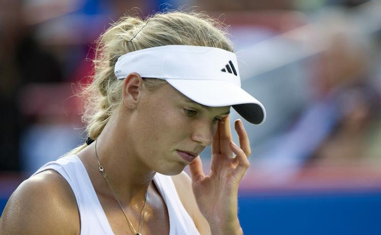 Ærgrelse. Caroline Wozniacki begyndte godt i semifinalen i Montreal, men alligevel må hun vinke farvel til finalepladsen. 