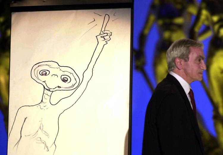 Carlo Rambaldi under en italiensk prisuddeling i 2002, hvor han tegnede det berømte rumvæsen. 