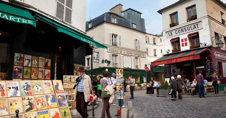TURISTSVINDEL. Unge piger lader som om, de er stumme, i et forsøg på at lokke penge ud af turister i den parisiske bydel Montmartre. (Arkivfoto) 