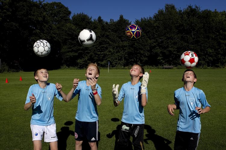 Kvalitetsforskel. Nogle fodbolde ligger bedre til foden og hovedet end andre, konstaterede testpanelet under to timers afprøvning af ni fodbolde. 