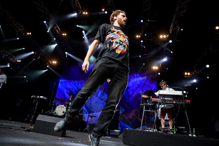 Forsangeren Silas Bjerregaard og resten af Turboweekend festede på Bøgescenerne. 