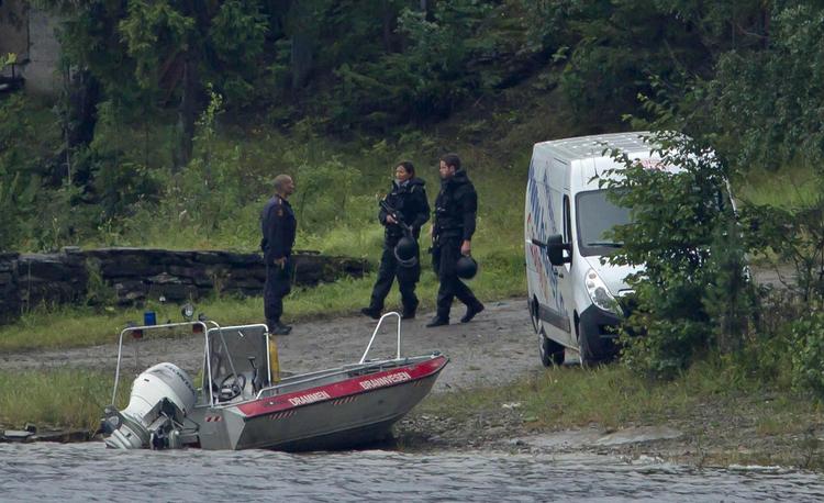 Tragedie. Betjente er nået frem til Utøya, men da er det for sent for de 69 unge, der omkom på øen. 