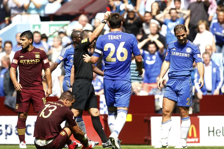 UDVISNING. Der var ingen nåde fra dommeren, da Branislav Ivanovic nedlagde Manchester Citys Aleksandar Kolarov. 