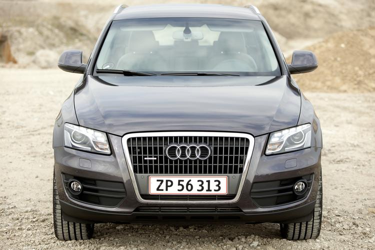 Diesel. Alt taler for, at der ligger en dieselmotor i en Audi Q5. Det samme gælder mange andre firehjulstrækkere. 