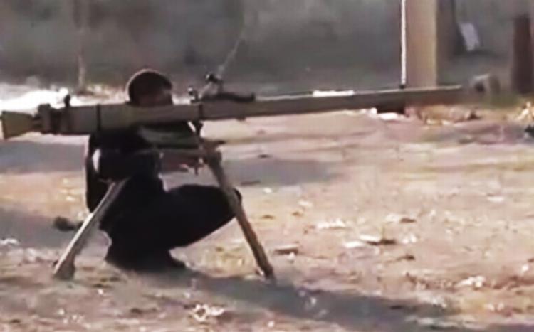 Billedet stammer fra en amatørvideo, der er frigivet af Syrian Observatory for Human Rights i dag og viser angiveligt en oprørssoldat under sammenstød med syriske regeringsstyrker. 