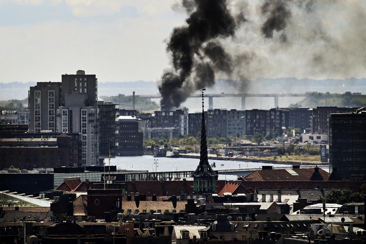 BRAND. Københavns Brandvæsen har sendt 7 brandbiler og 30 brandfolk til Speditørvej i Københavns Sydhavn for at slukke brand i Autoværksted. 