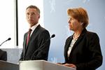 Presset. Både den norske statsminister, Jens Stoltenberg, og justist- og beredskabsminister Grete Faremo var presset i dag på et pressemøde i Oslo. Hvad der præcis skal ske med baggrund i rapportens konklusioner, kunne de ikke sige meget om, og der var slet ikke nogle af de to, der mente, at nogle bør tage ansvar ved at gå af. Men der er noget på vej, lovede de begge. 