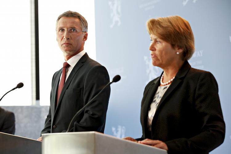 Presset. Både den norske statsminister, Jens Stoltenberg, og justist- og beredskabsminister Grete Faremo var presset i dag på et pressemøde i Oslo. Hvad der præcis skal ske med baggrund i rapportens konklusioner, kunne de ikke sige meget om, og der var slet ikke nogle af de to, der mente, at nogle bør tage ansvar ved at gå af. Men der er noget på vej, lovede de begge. 